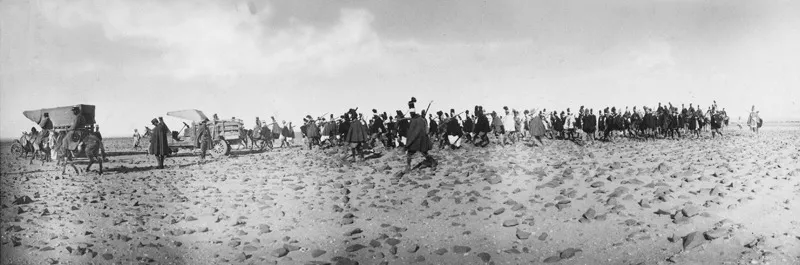 Deserto di Ben Afien, 7 dicembre 1913. Sfilano gli ascari eritrei sul terreno accidentato del deserto. Il primo autocarro è quello di Miani. (CMPA, s.f., foto n. 77)