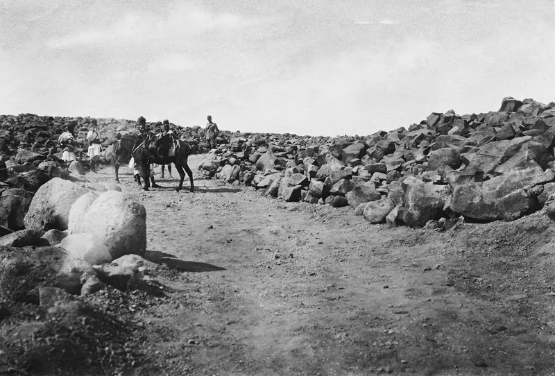Gebel es-Soda, 6 dicembre 1913. Scrive Miani nella didascalia: «Principio della discesa dall’altopiano del Dahrat Mumen verso la valle di Um-Zercàt». (CMPA, s.f., foto n. 71)