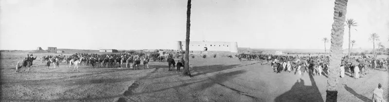 Brach, 13 dicembre 1913. Davanti alle truppe, ai notabili arabi e alla popolazione del capoluogo dello Sciati, Miani fa innalzare il tricolore sul castello e dichiara la regione «soggetta alla sovranità italiana». (CMPA, s.f., foto n. 87))