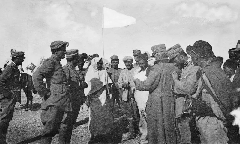 A due chilometri da Brach, 13 dicembre 1913. Scrive Miani: «Due parlamentari, con bandiera bianca, presentano la dichiarazione scritta delle popolazioni stabili dello Sciati di sottomissione e fedeltà al Governo d’Italia». (CMPA, s.f., foto n. 86)