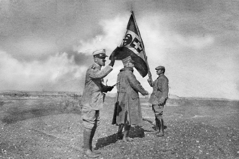 Maharuga, 24 dicembre 1913. Miani, al centro, si stringe al tricolore, forato da tre pallottole, dopo la vittoria su Mohammed ben Abdalla. (CMPA, s.f., foto n. 98