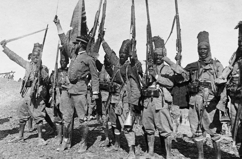 Maharuga, 24 dicembre 1913. Il tripudio dopo il successo. Il drappello della 3a compagnia del 5° battaglione eritreo che ha conquistato la bandiera verde dei mujâhidîn. (CMPA, s.f., foto n. 100)