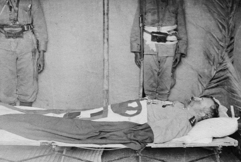 Maharuga, 25 dicembre 1913. La salma del capitano Domenico De Dominicis, caduto nello scontro di Maharuga. (CMPA, s.f., foto n. 101)