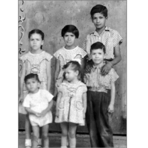 In senso orario dall’alto a sinistra, Irma, Laura, Tony, io, Leticia e Jorge ad Autlán, 1952.