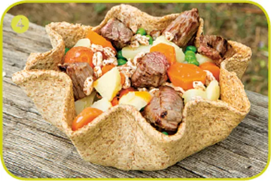 Ciotola di cialda con manzo, piselli e farro