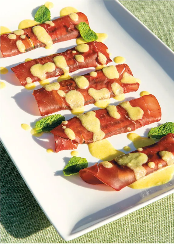 Involtini di bresaola con verdure in salsa di parmigiano