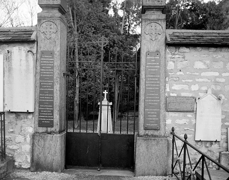 L’ingresso del cimitero di Picpus, dove sono sepolte molte vittime del Terrore (1793-94). (Foto © Mondadori Portfolio/Bridgeman Images)