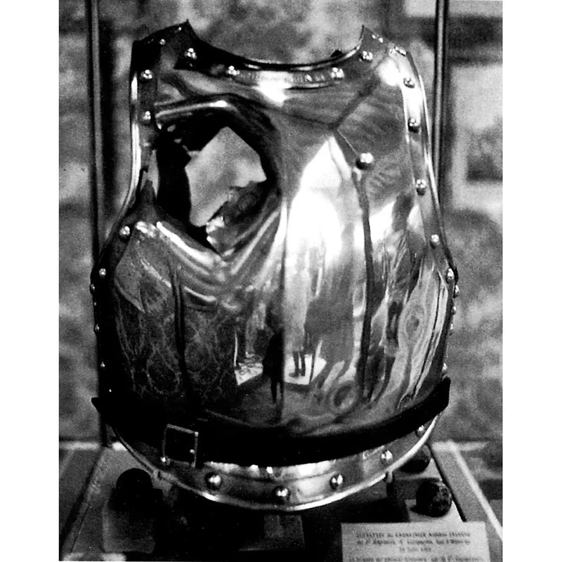 La corazza sfondata da una palla di cannone, simbolo della tragica battaglia di Waterloo. Parigi, Invalides, Musée de l’Armée