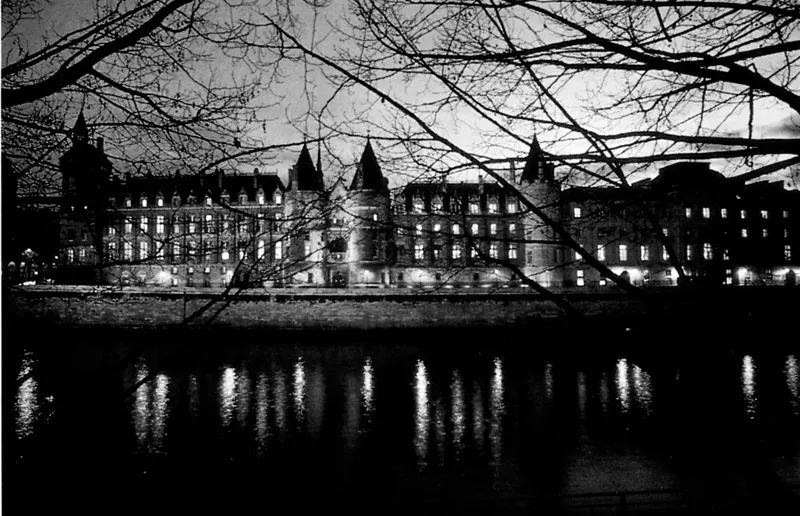 L’edificio della Conciergerie, uno dei pochi rimasti dai tempi della Rivoluzione. (Foto © Mondadori Portfolio/AKG Images)