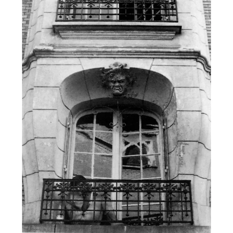37, rue André Antoine: il piccolo balcone liberty del primo piano.
