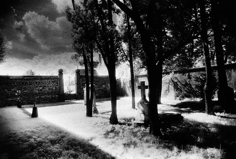 L’interno del cimitero di Picpus, dove sono sepolte molte vittime del Terrore (1793-94). (Foto © Mondadori Portfolio/Bridgeman Images)
