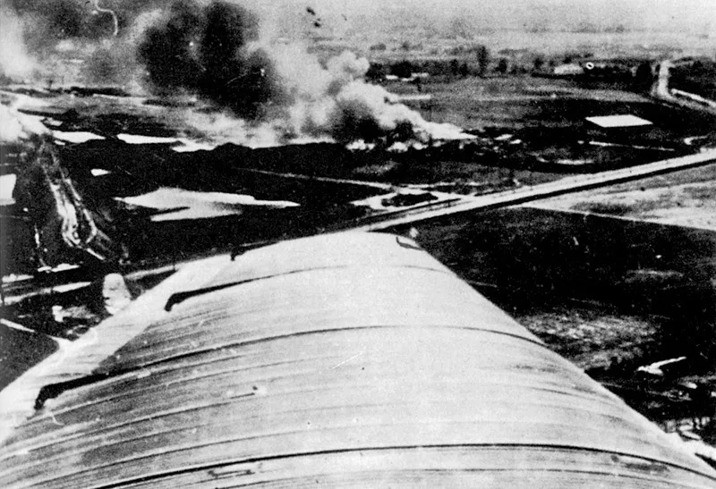 L’invasione tedesca della Polonia, 1° settembre 1939: una posizione polacca colpita e in fiamme, ripresa da un bombardiere tedesco.