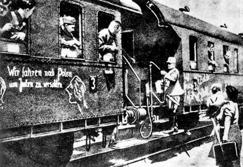 Truppe tedesche dirette verso il fronte polacco. La scritta sul vagone ferroviario dice: «Andiamo in Polonia a bastonare gli ebrei».