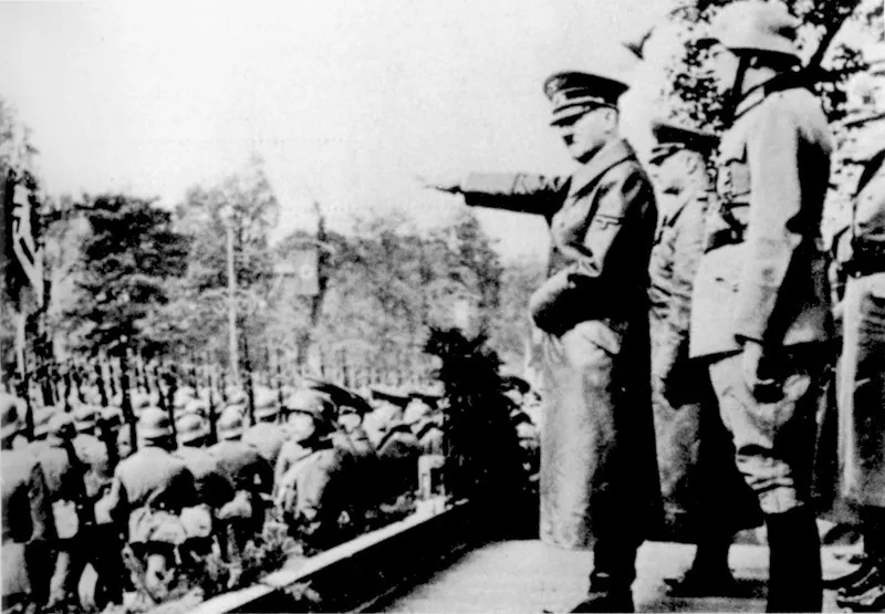Hitler passa in rivista le truppe a Varsavia, 5 ottobre 1939.