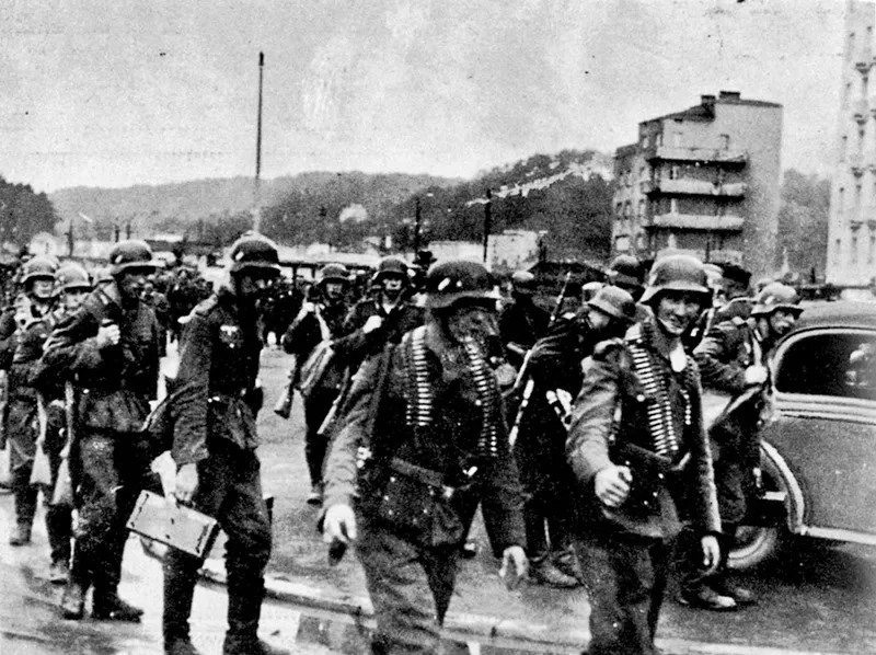 Settembre 1939: soldati tedeschi entrano nella città polacca di Gdynia, sulla costa del Baltico.