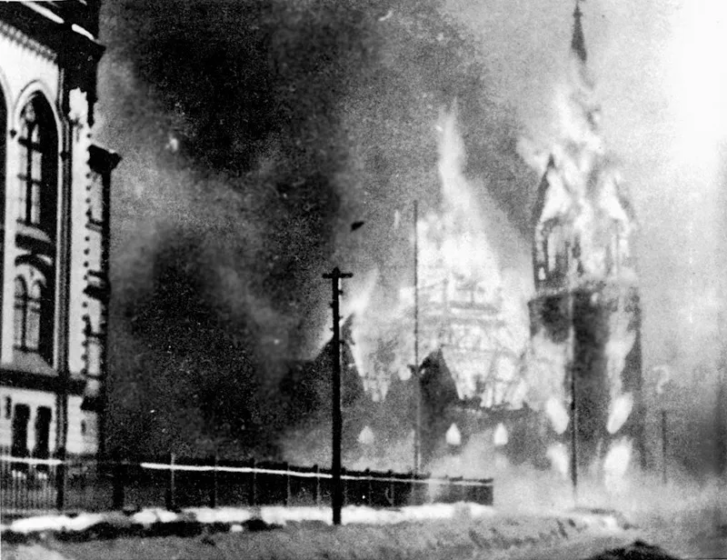 La guerra russo-finlandese: una chiesa in fiamme a Helsinki dopo una incursione aerea russa, 30 novembre 1939.