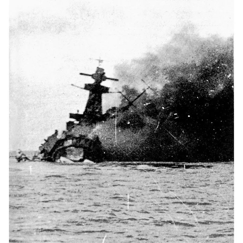 La guerra sui mari: la corazzata tascabile tedesca Graf Spee, gravemente danneggiata dal fuoco dei cannoni navali inglesi, si autoaffonda il 17 dicembre 1939.