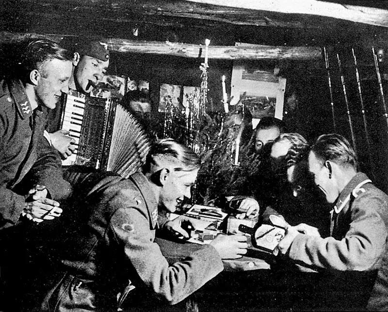 La «guerra fasulla»: truppe tedesche festeggiano il Natale in un rifugio antiaereo sul fronte occidentale, 25 dicembre 1939.