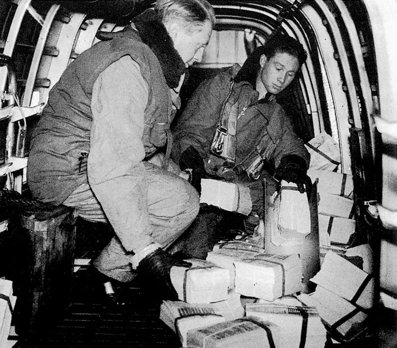 Marzo 1940: in una base di bombardieri in Inghilterra vengono preparati i pacchi di manifestini da lanciare sulla Germania.