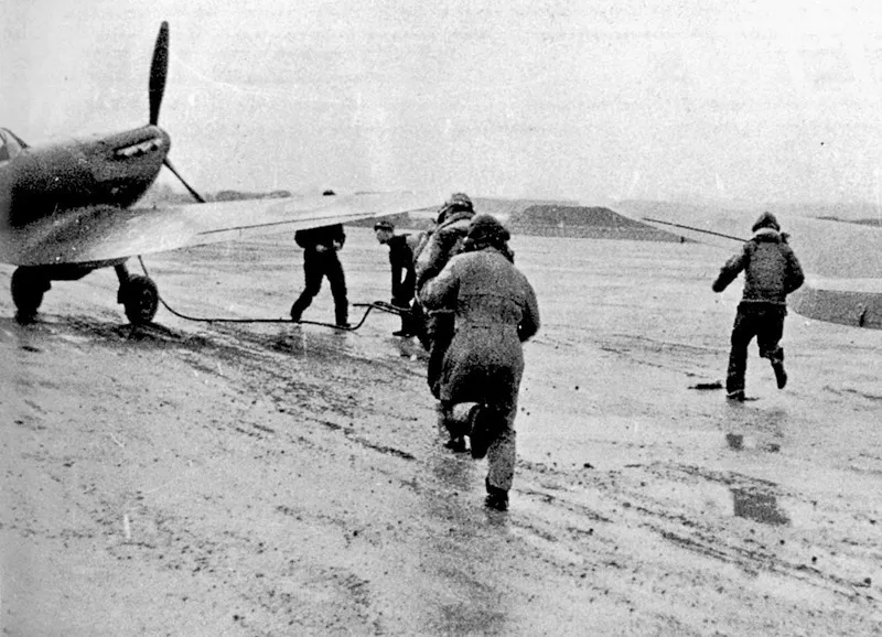 L’equipaggio di uno Spitfire inglese corre verso il proprio aereo; la fotografia fu pubblicata su «Picture Post» il 20 aprile 1940.