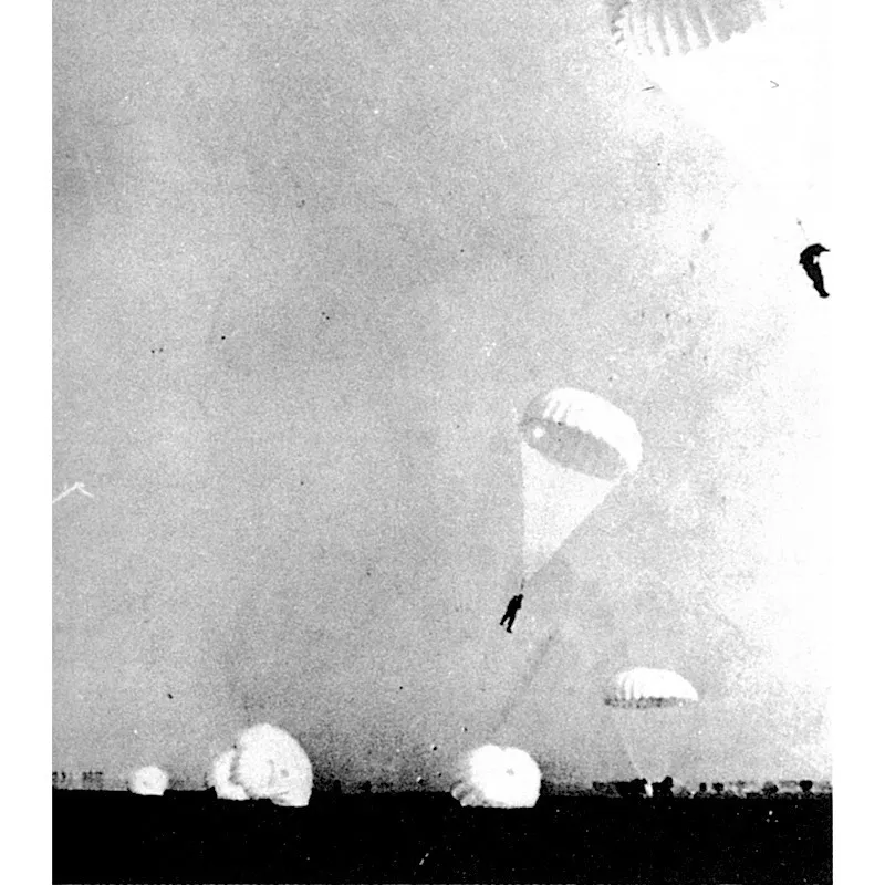 Olanda, 10 maggio 1940: paracadutisti tedeschi atterrano in un campo.