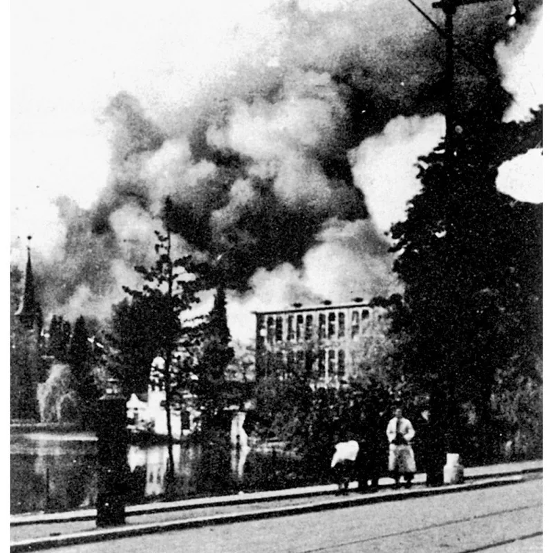 Olanda, 14 maggio 1940: Rotterdam in fiamme dopo un bombardamento tedesco.