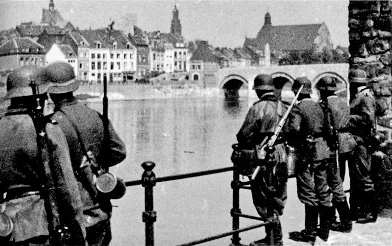 Olanda, 16 maggio 1940: truppe tedesche sulla riva della Mosa, a Maastricht.