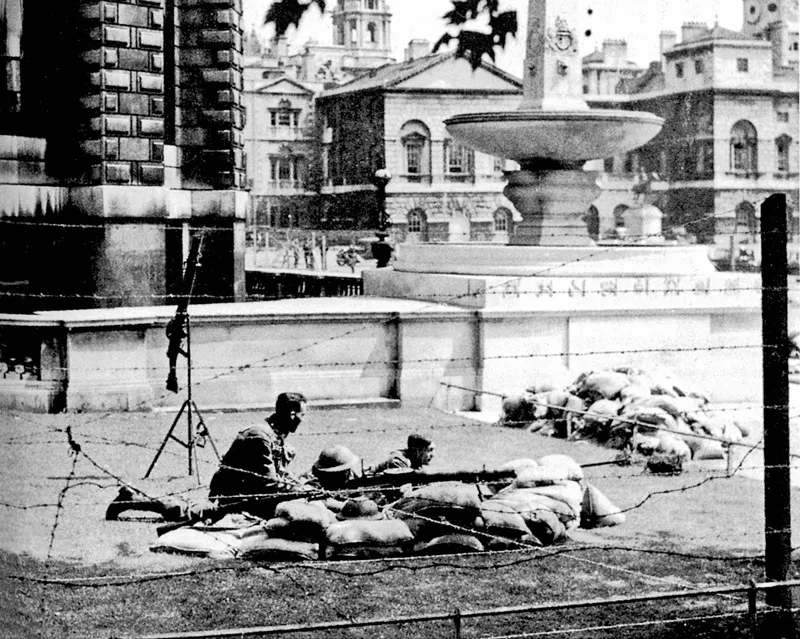 Londra, 18 maggio 1940: ci si prepara ad accogliere i paracadutisti tedeschi.