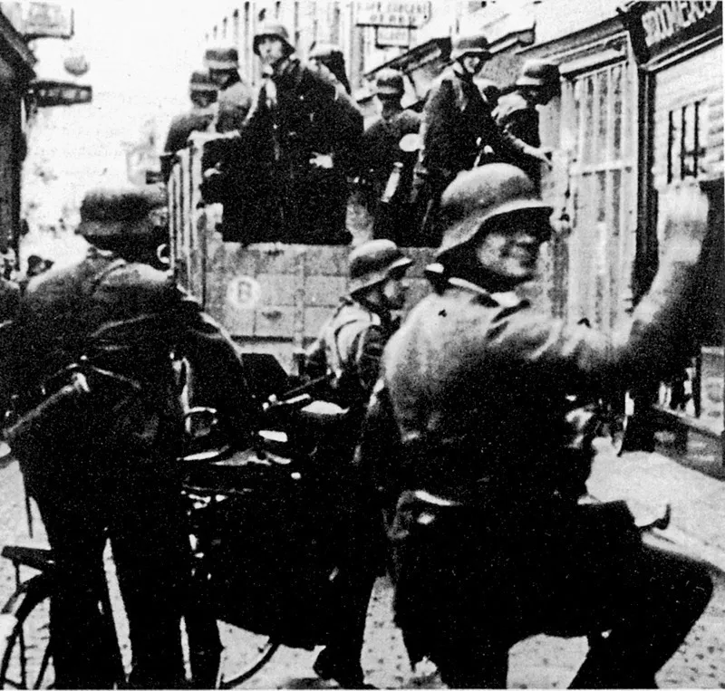 Belgio, 15 maggio 1940: truppe tedesche attraversano una città, dirette a Bruxelles.