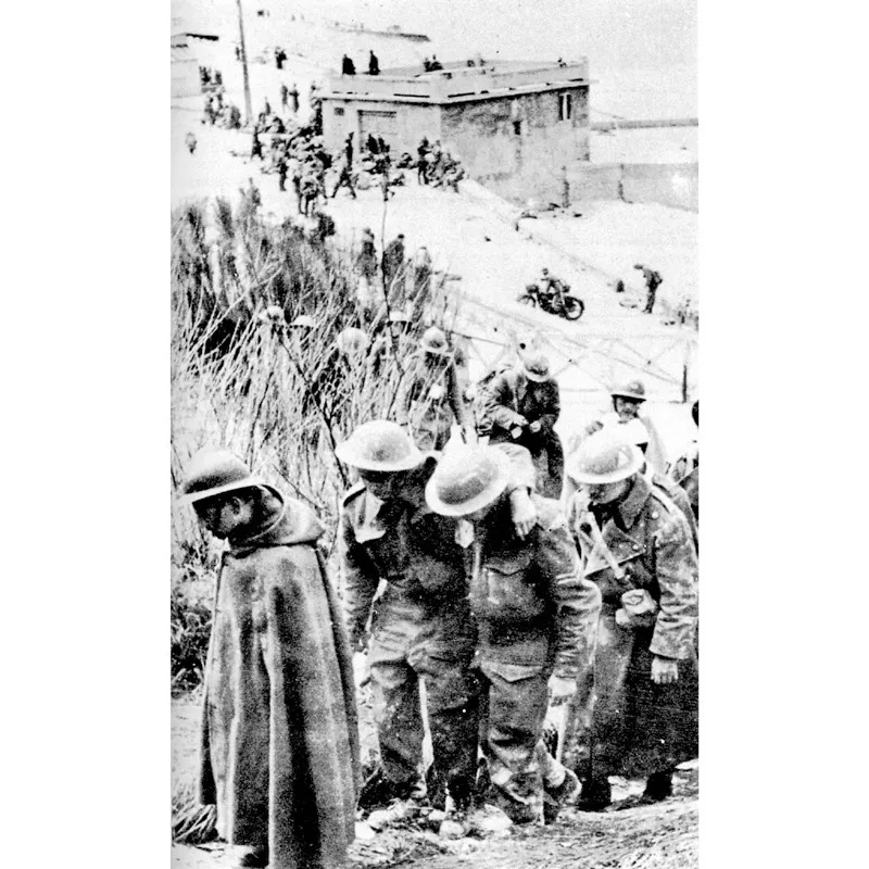Dunkerque, 3 giugno 1940: soldati inglesi e francesi, catturati dai tedeschi, vanno verso la prigionia.