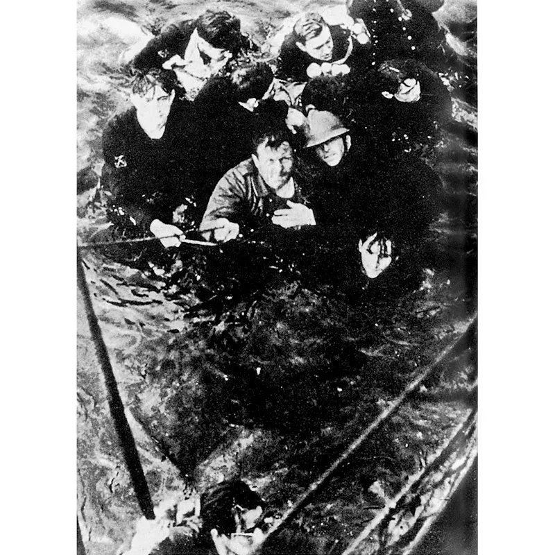 Dunkerque, 30 maggio 1940: soldati e marinai francesi tratti in salvo da una nave inglese.