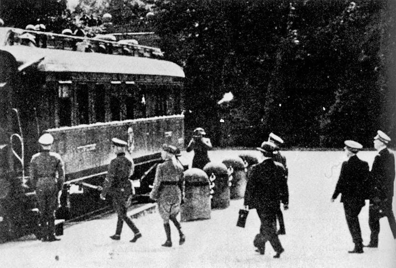Foresta di Compiègne, 20 giugno 1940: i delegati francesi vengono condotti sul luogo dei negoziati per l’armistizio.