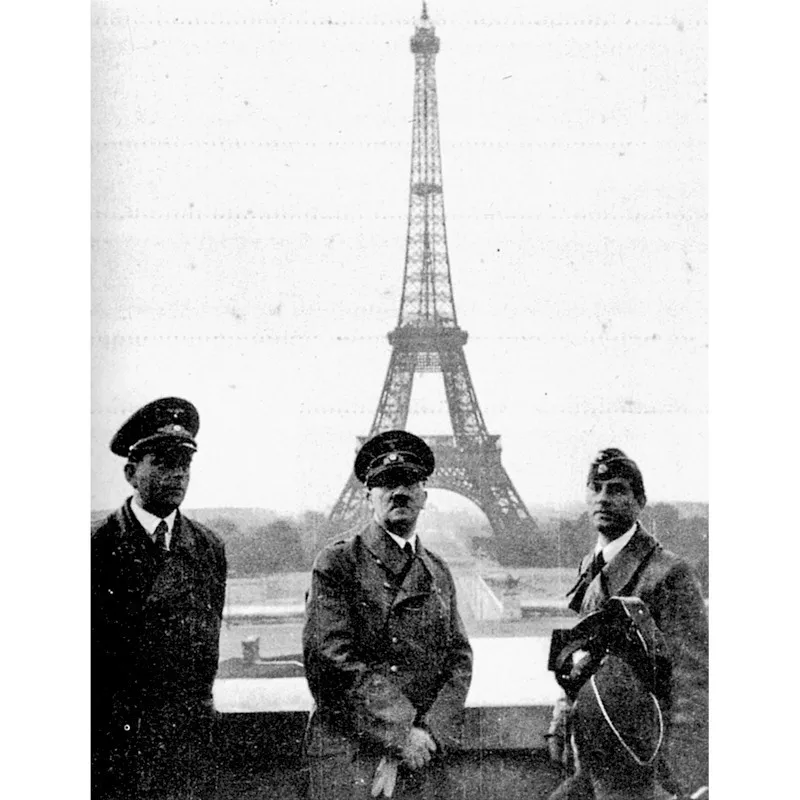 Hitler a Parigi, sullo sfondo della Torre Eiffel, 23 giugno 1940.