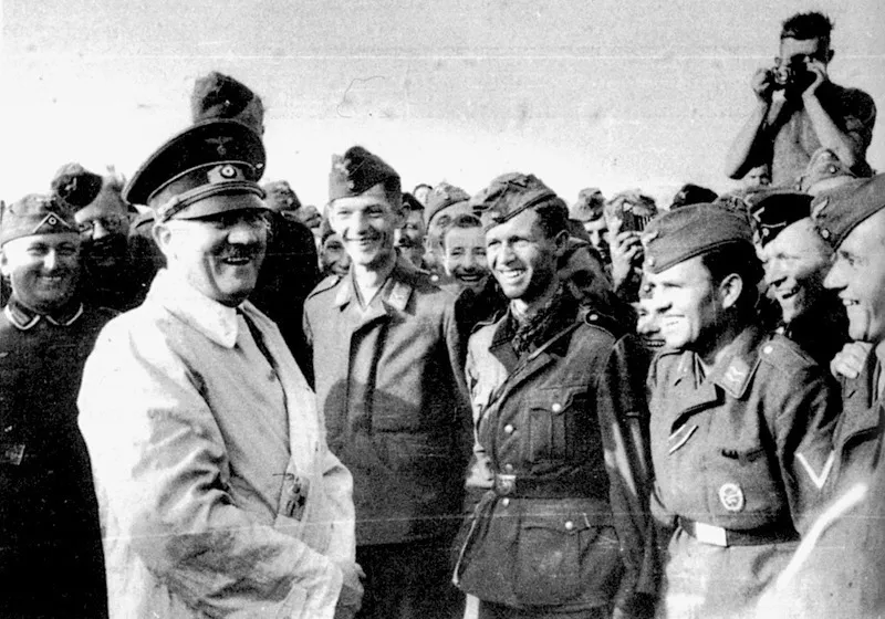 Hitler a Parigi, 23 giugno 1940, all’aeroporto di Le Bourget con alcuni soldati tedeschi.