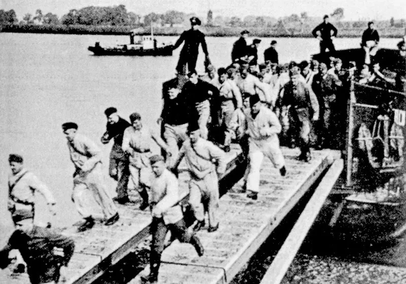 Soldati tedeschi si esercitano per l’invasione dell’Inghilterra, luglio 1940.