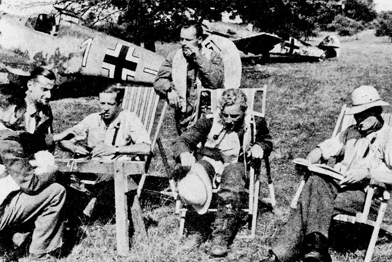 Piloti tedeschi da caccia in attesa di essere inviati contro l’Inghilterra, agosto 1940.