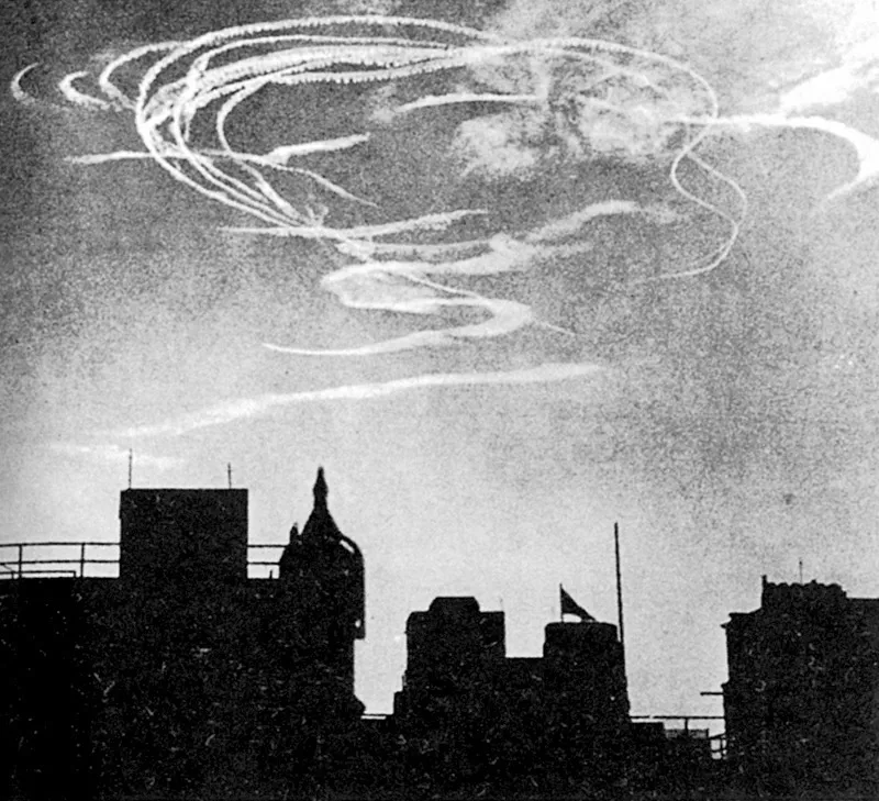 La battaglia d’Inghilterra: tracce di vapore lasciate dalla battaglia nel cielo di Londra,6 settembre 1940.