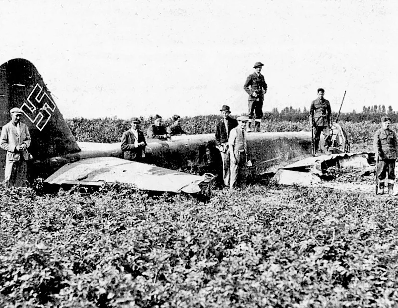 Un aereo da caccia tedesco abbattuto sull’Inghilterra meridionale, agosto 1940.