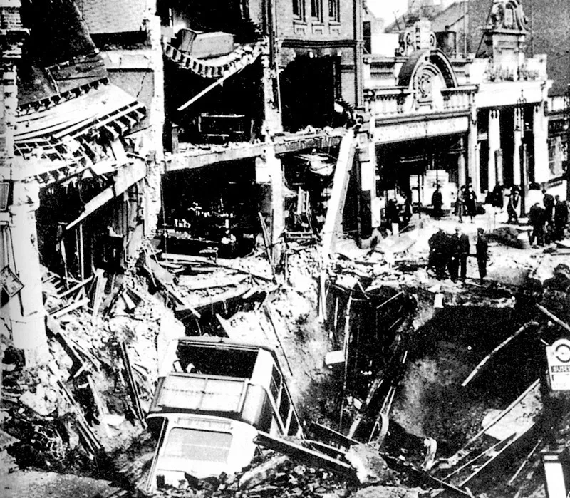 Il «Blitz» su Londra: la stazione della metropolitana di Balham colpita in pieno da una bomba tedesca.