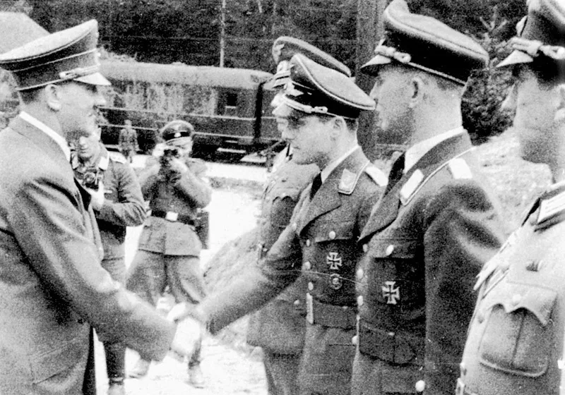Hitler, a Mönichkirchen, durante la campagna iugoslava, aprile 1941 saluta gli ufficiali assegnati al battaglione del suo Quartier generale. Sullo sfondo il suo treno, Amerika.