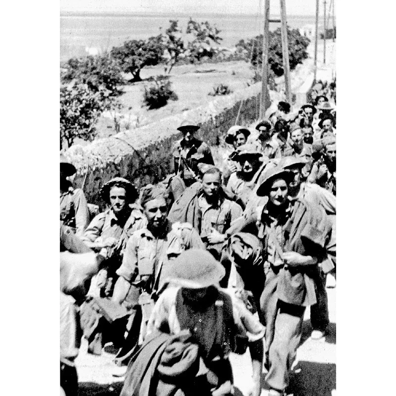 Prigionieri di guerra inglesi a Creta, maggio 1941. Sarebbero rimasti in cattività, prima a Creta e poi in Germania, per quattro anni.