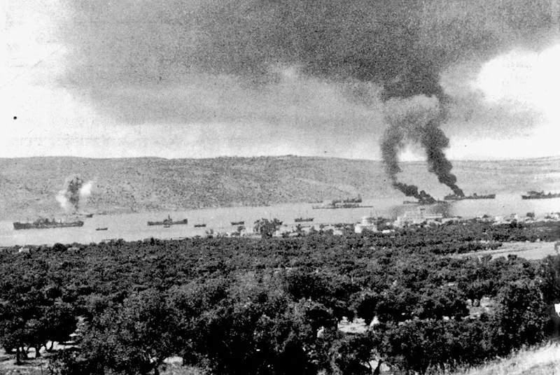 Creta: navi da guerra inglesi attaccate dall’aviazione tedesca nella baia di Suda, maggio 1941.