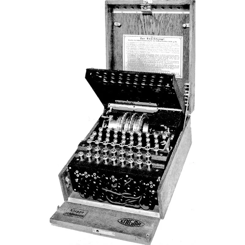 Una delle macchine «Enigma» tedesche, attraverso le quali venivano trasmesse le più segrete comunicazioni, compresi gli ordini per la prima linea. Questi messaggi erano intercettati dai posti di ascolto inglesi e quindi inviati a Bletchley Park, nei pressi di Londra, dove venivano decifrati: il loro contenuto veniva infine trasmesso al Comando supremo inglese e ai comandanti sul campo. Fu un messaggio di «Enigma» a rivelare che la Bismarck  si stava dirigendo su Brest.