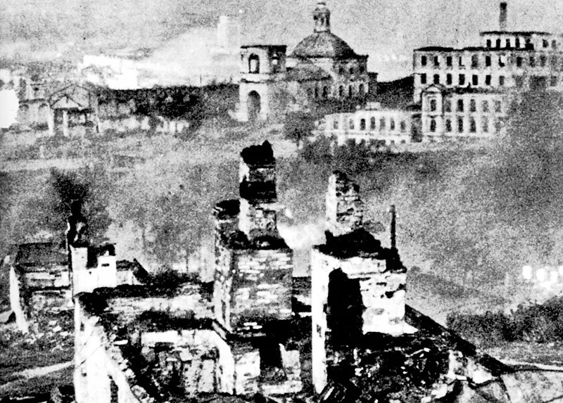 Russia, luglio 1941: la città di Smolensk in rovine.
