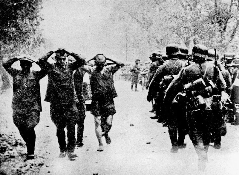 Truppe tedesche avanzano lungo una strada in Russia, mentre prigionieri di guerra sovietici li incrociano nella direzione opposta.