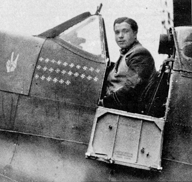 Luglio 1941: sul suo aereo, il pilota di un caccia inglese, il tenente di aviazione Eric Stanley-Lock, ha contrassegnato ventisei aerei nemici abbattuti e ha disegnato una Vper Victory.