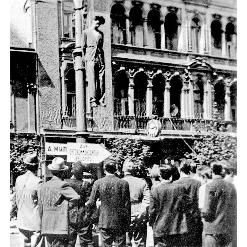 Nella Iugoslavia occupata dai tedeschi, una vittima del terrore nazista impiccata in una delle strade principali di Belgrado come monito contro atti di sfida.