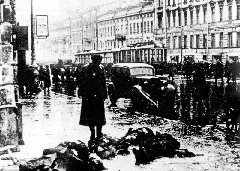Ottobre 1941: morti russi in una delle strade principali di Leningrado, dopo uno dei primi bombardamenti tedeschi di artiglieria sulla città.