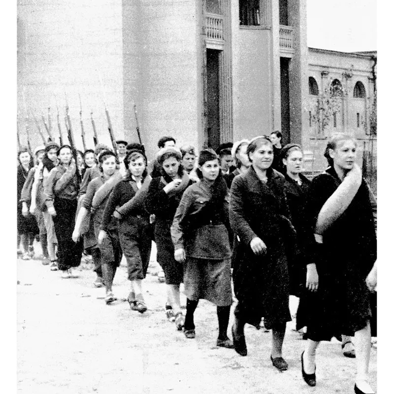 Volontarie russe lasciano Mosca per scavare fossati anticarro al fronte.