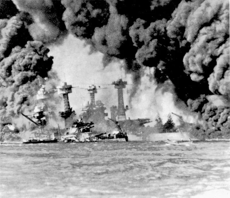 Le corazzate americane West Virginia e Tennessee in fiamme a Pearl Harbour il 7 dicembre 1941.